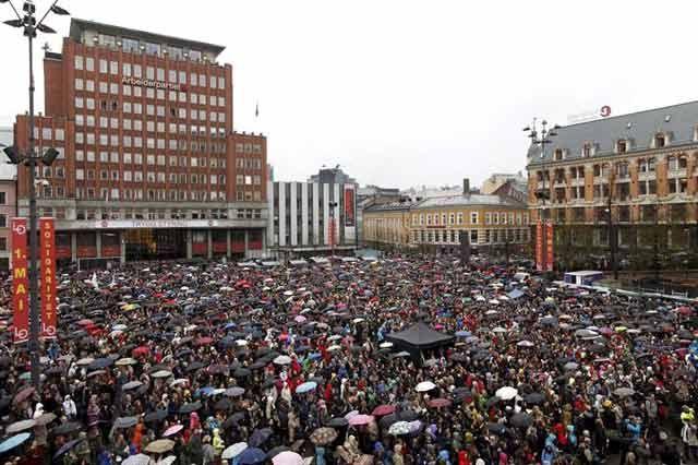 Más de 40 mil personas <i>le cantan</i> al asesino de Noruega