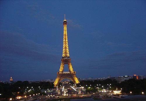 Torre Eiffel cierra por huelga de servicio de seguridad