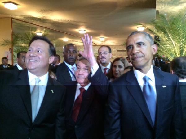 Barack Obama y Raúl Castro se dan la mano en Panamá