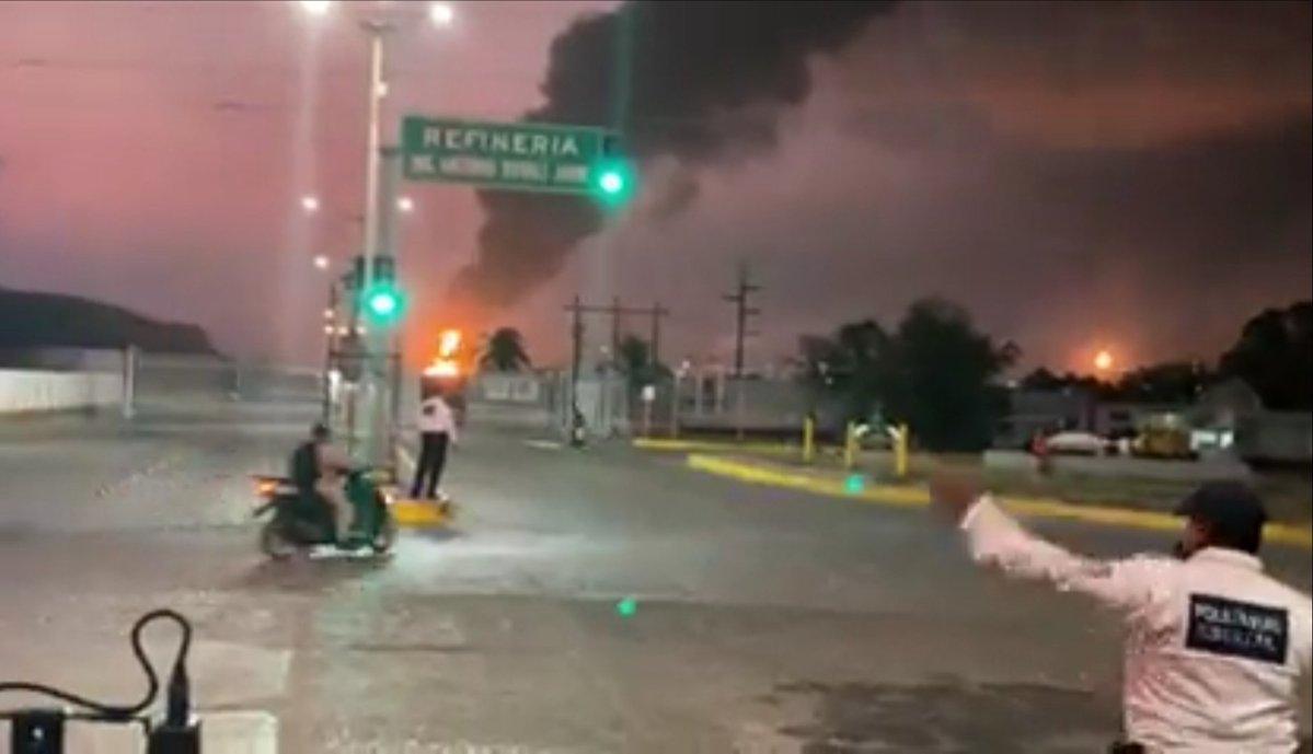 Un incendio se reactiva en la refinería de Salina Cruz; autoridades de Oaxaca mantienen la zona acordonada