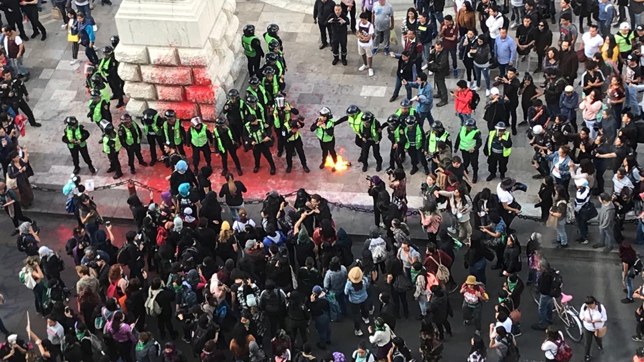 Mujeres exigen frente a Bellas Artes justicia por asesinato de Isabel Cabanillas y Yunuen López