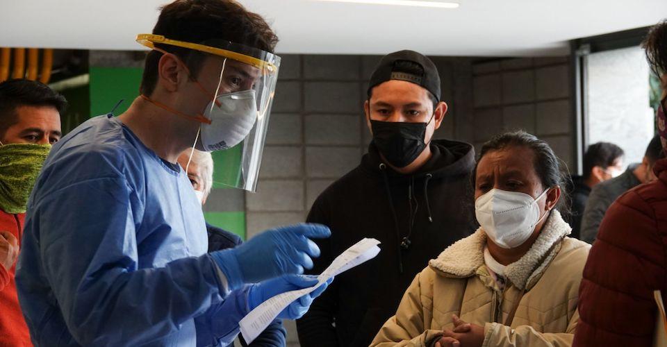 Salud registra 28 mil casos recientes de COVID y reconoce más de 300 mil muertes