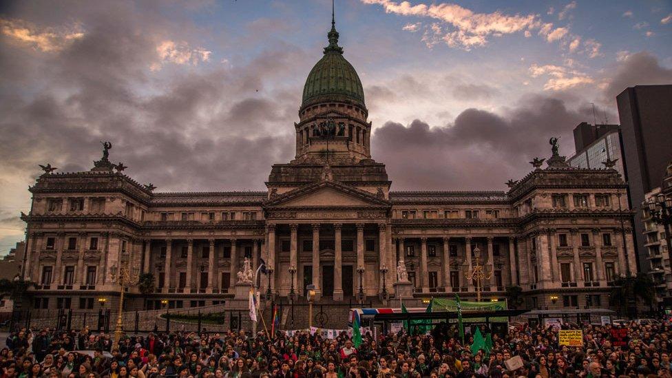 Aborto en Argentina: cómo es ahora y qué es lo que puede cambiar con la ley que divide al país