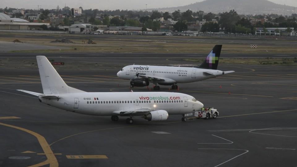 Profeco coloca sellos de suspensión a Volaris y Viva Aerobús por cobrar equipaje de mano