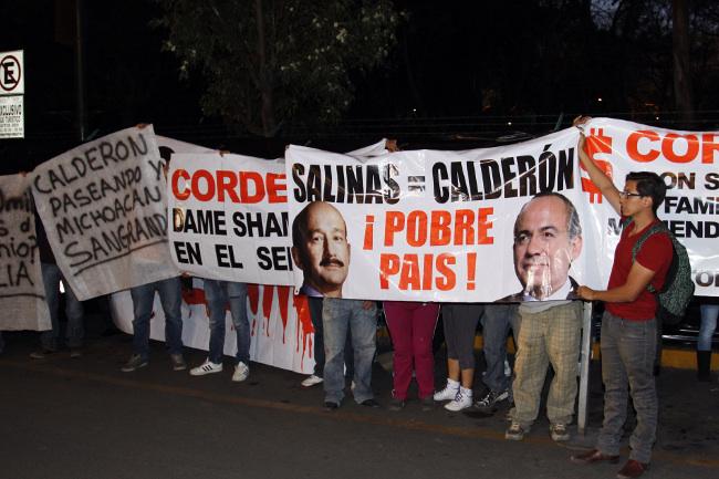 Reaparece Calderón y presenta, entre protestas, su fundación (video e imágenes)