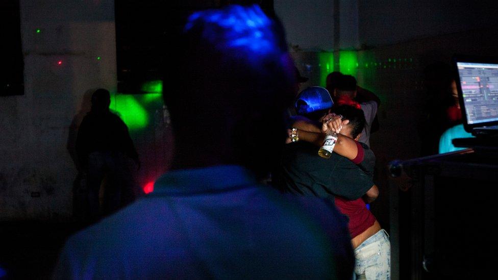 Una noche de fiesta en Petare, el barrio popular más grande de Venezuela