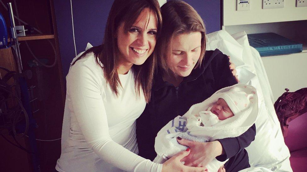“La gente me pregunta cómo es que les di a la pequeña. Yo solo me río”: la experiencia de convertirse en una madre sustituta