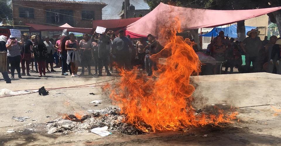 Pobladores de Amilcingo hacen recorrido contra la consulta por termoeléctrica; queman una urna