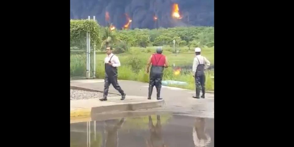 7 personas reciben atención médica tras incendio de refinería de Pemex en Salina Cruz