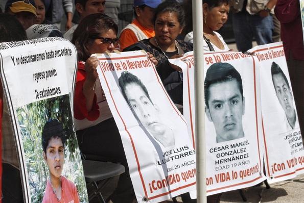Padres de normalistas desaparecidos reprueban tercer año de gobierno de Peña
