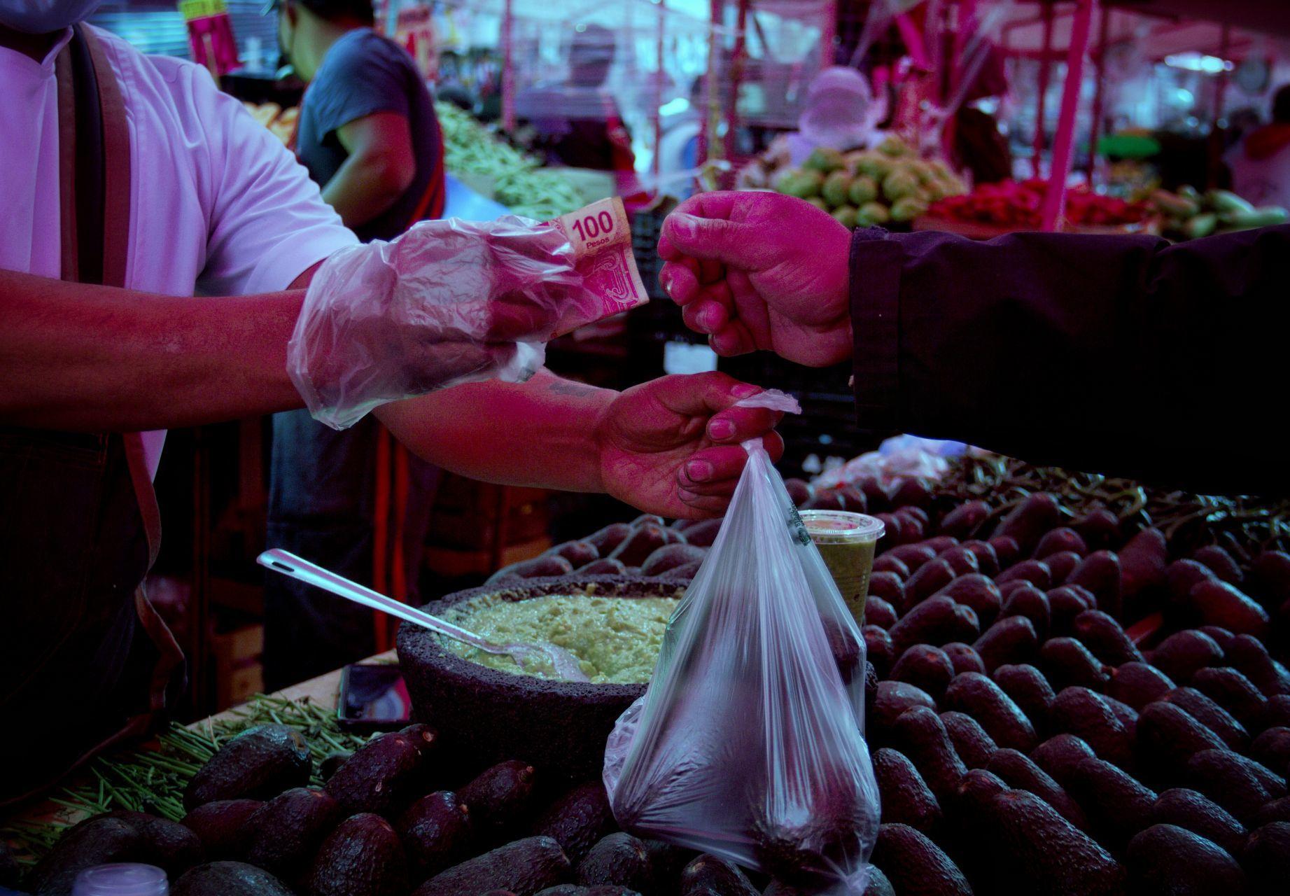 Inflación en agosto se ubica en 5.59%; baja precio de gas LP, sube el chile y aguacate