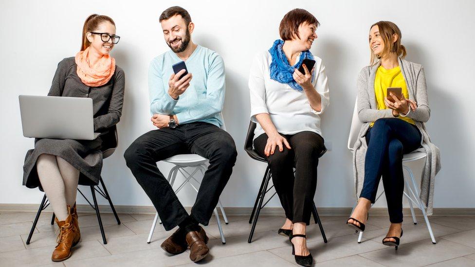 Cómo las sillas llegaron a ser uno de los objetos más abundantes (y por qué estar sentado perjudica la salud)