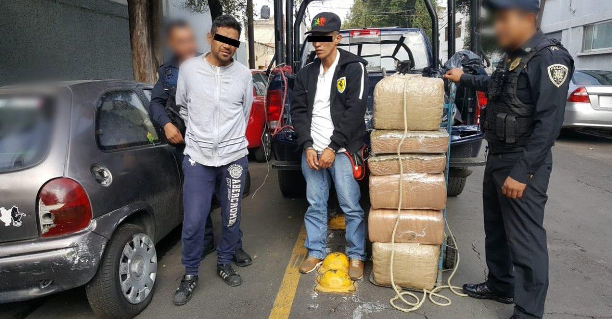 Detienen a dos hombres en la colonia Morelos por transportar 60 kilos de mariguana en un diablito