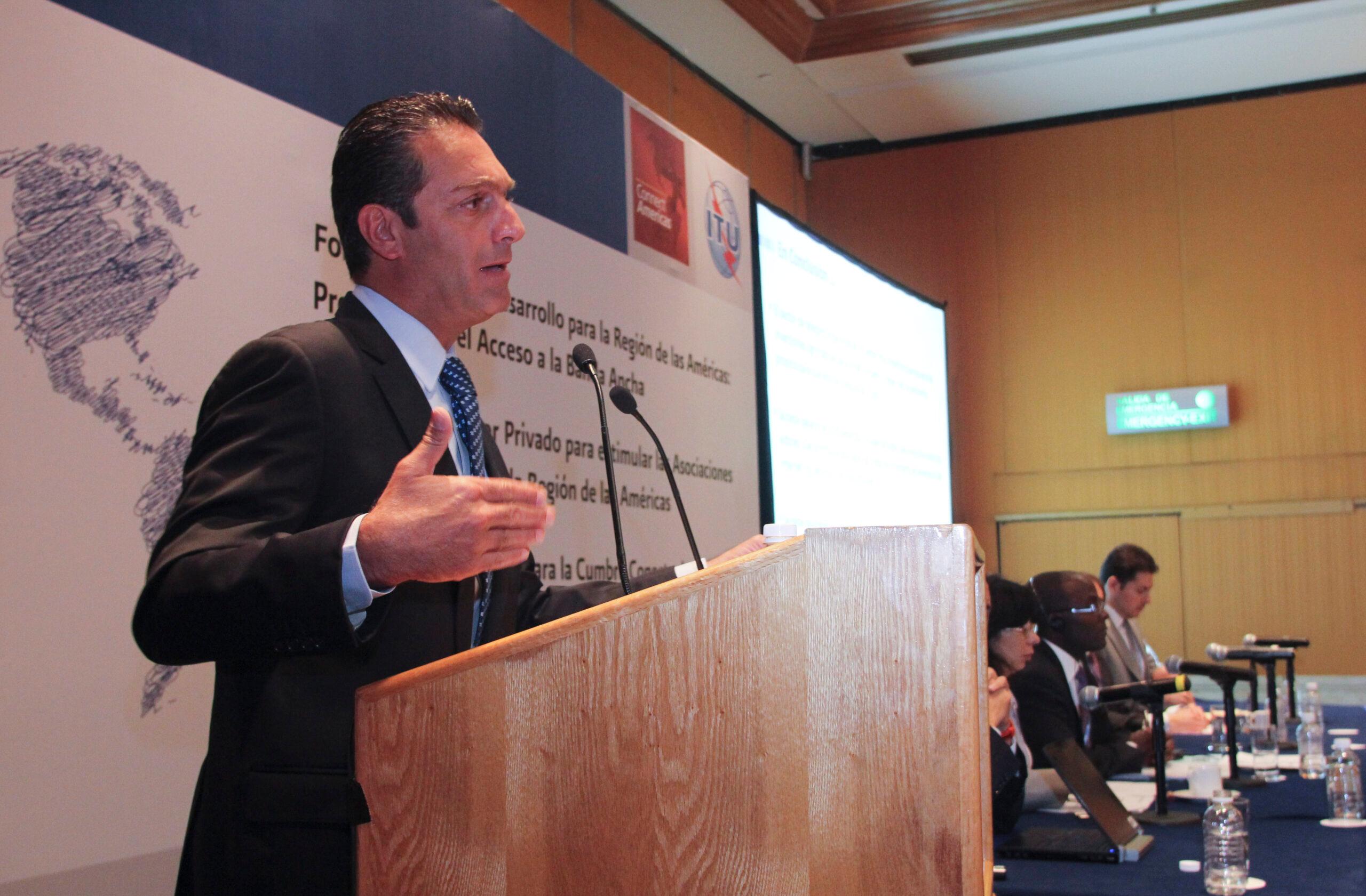 Si obligan a Telmex a ceder gratis su red, se inhibirán inversiones: Slim Domit