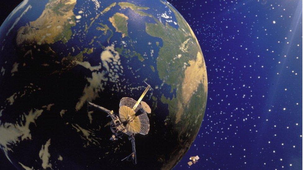Qué son los “ataques ciberfísicos” y cómo pueden convertir las antenas satelitales en armas de microondas