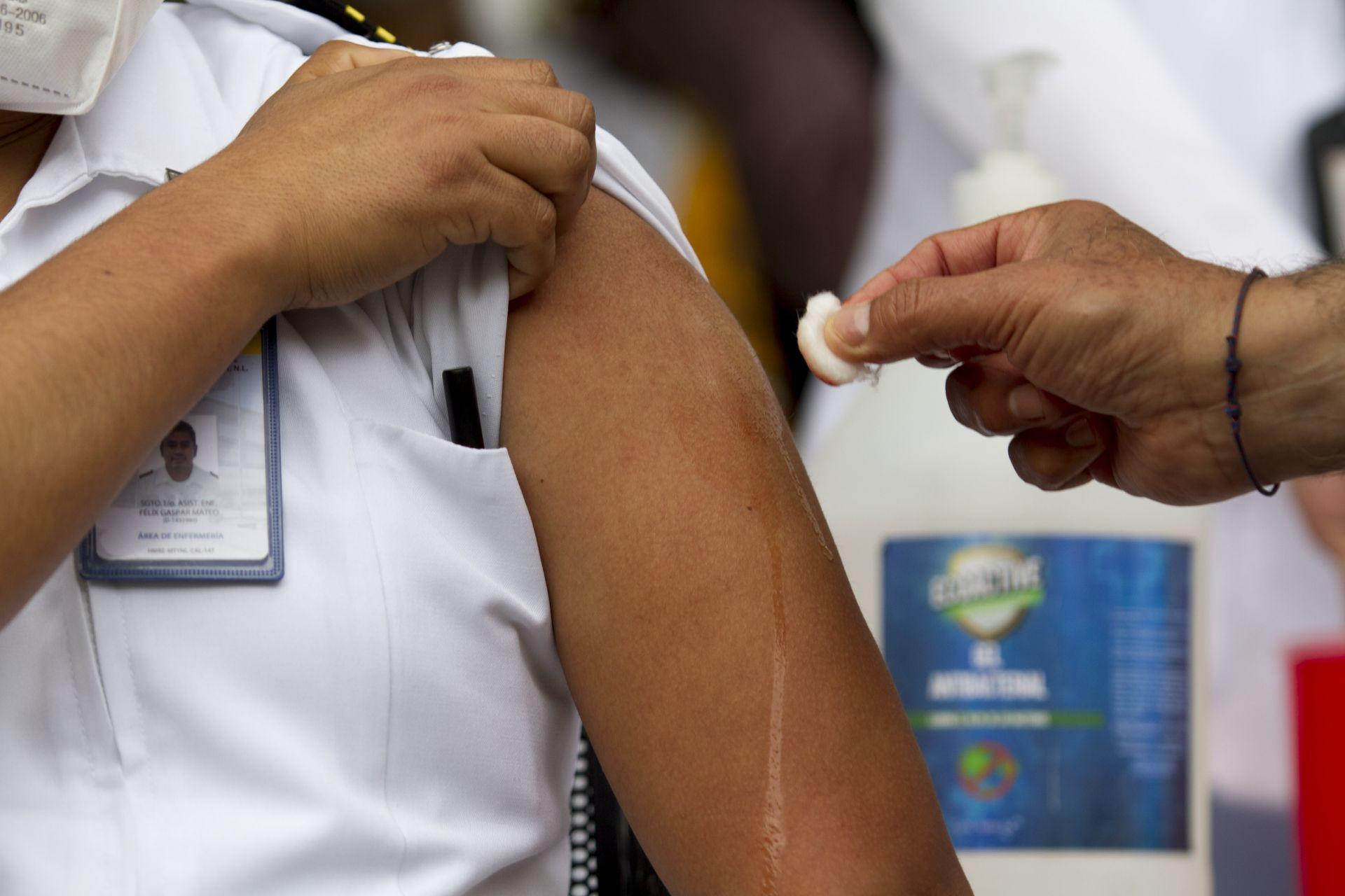 Censo de médicos particulares apenas terminó, empezarán a vacunarlos esta semana