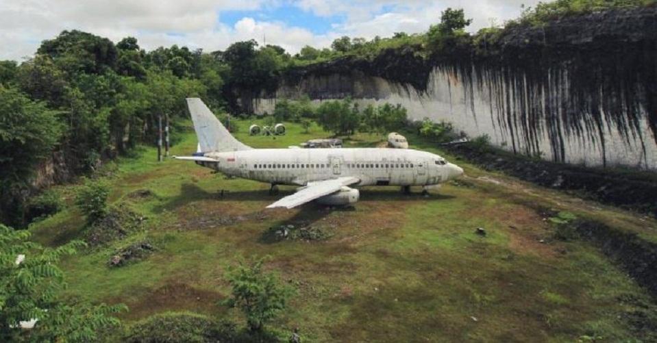 El misterio del avión abandonado en Bali que está ayudando al turismo local