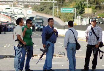 Dictan formal prisión a cinco funcionarios de la PGJE por caso Ayotzinapa