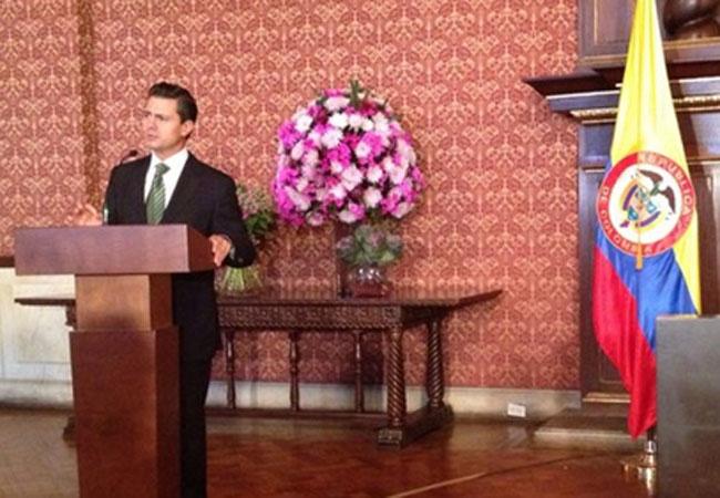 Peña Nieto aterriza en Colombia; se reúne con Santos