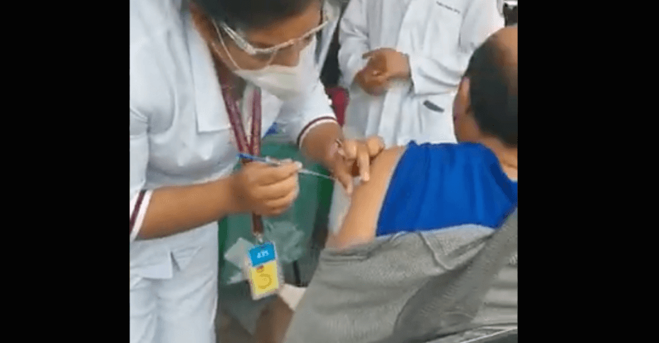 Vacunan con jeringa vacía a adulto mayor en CDMX; retiran a voluntaria que cometió el error