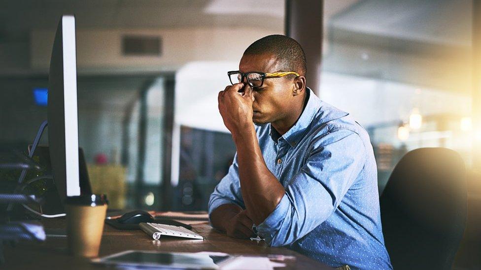 Los verdaderos efectos (para tu salud y tu productividad) de trabajar muchas horas al día