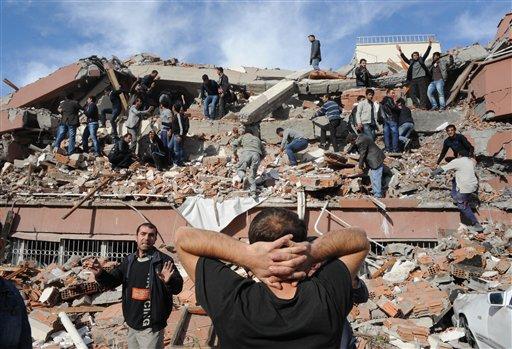 Ya son 432 muertos por terremoto en Turquía