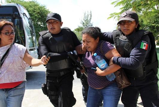 Comienzan a liberar a 58 detenidos por desalojo de maestros en Cancún