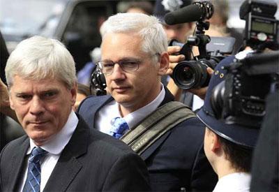 Assange llega a Londres, pedirá nuevamente que se frene su extradición a Suecia