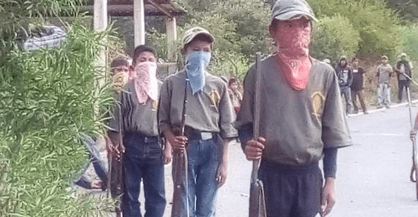 Comunitarios en Guerrero entrenan a niños con armas para defender a su pueblo