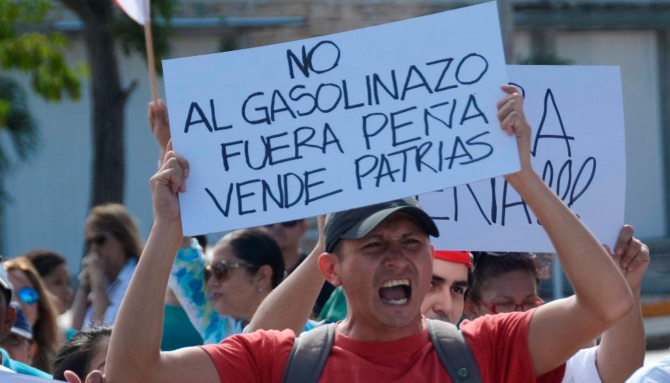Bloquean en Mexicali oficinas federales y estatales en protesta contra el gasolinazo