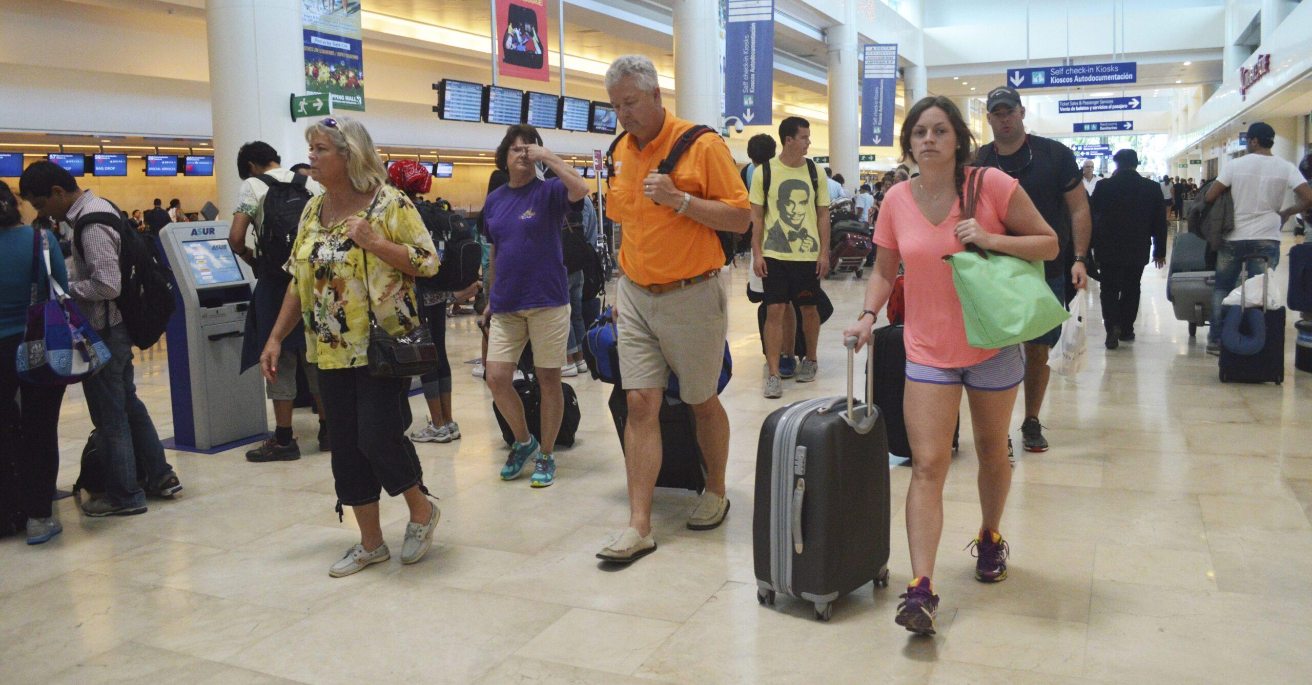 Aeropuerto de Cancún ha impedido entrada de taxis lo que mantiene altos precios: Cofece