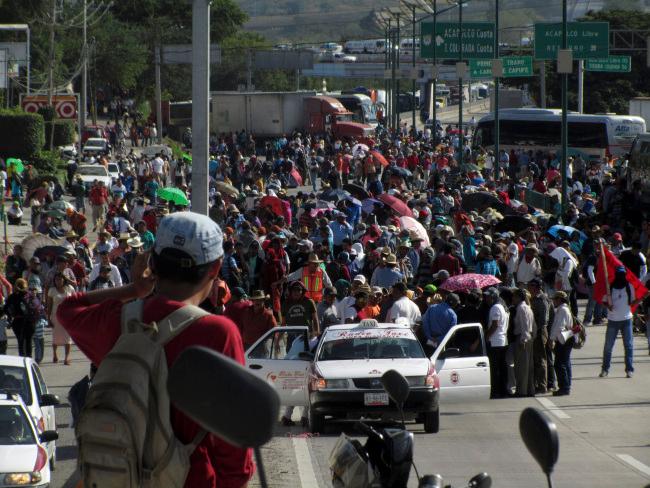 Padres de normalistas marchan a Casa Guerrero; los recibe la esposa del gobernador “con los brazos abiertos”