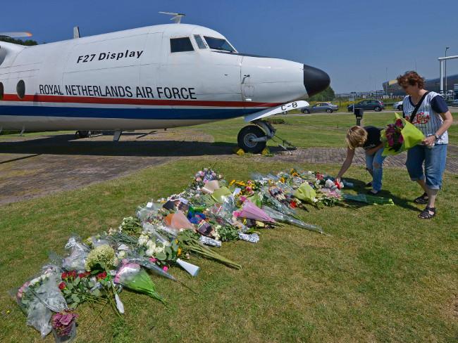 Holanda recibe víctimas de avión malasio