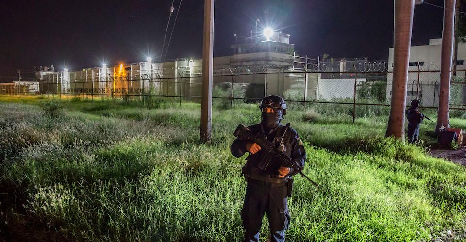 Destituyen al director de penal en Culiacán tras fuga de reos durante operativo fallido