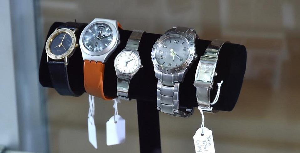 Subasta en Los Pinos: compran reloj por 1 millón, desprecian piezas con grabados del narco