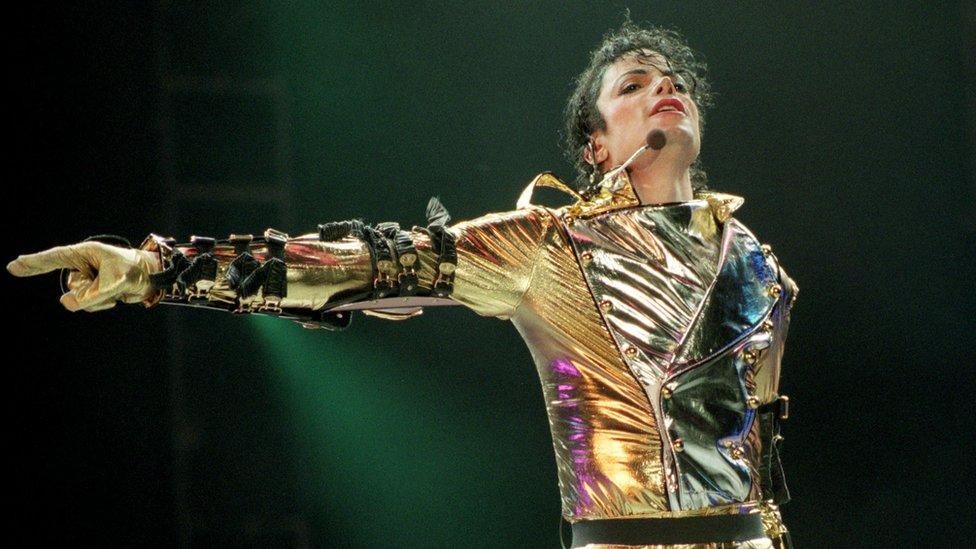Científicos descifraron el secreto de Michael Jackson para inclinarse a 45º sobre el escenario sin caerse al piso