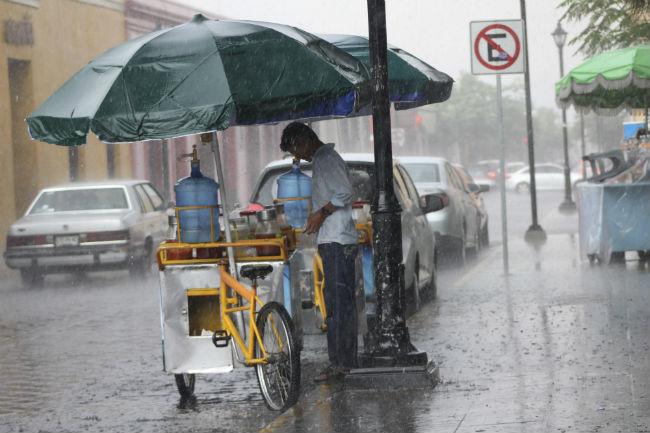 Baja presión provocará fuertes lluvias en Oaxaca y Guerrero