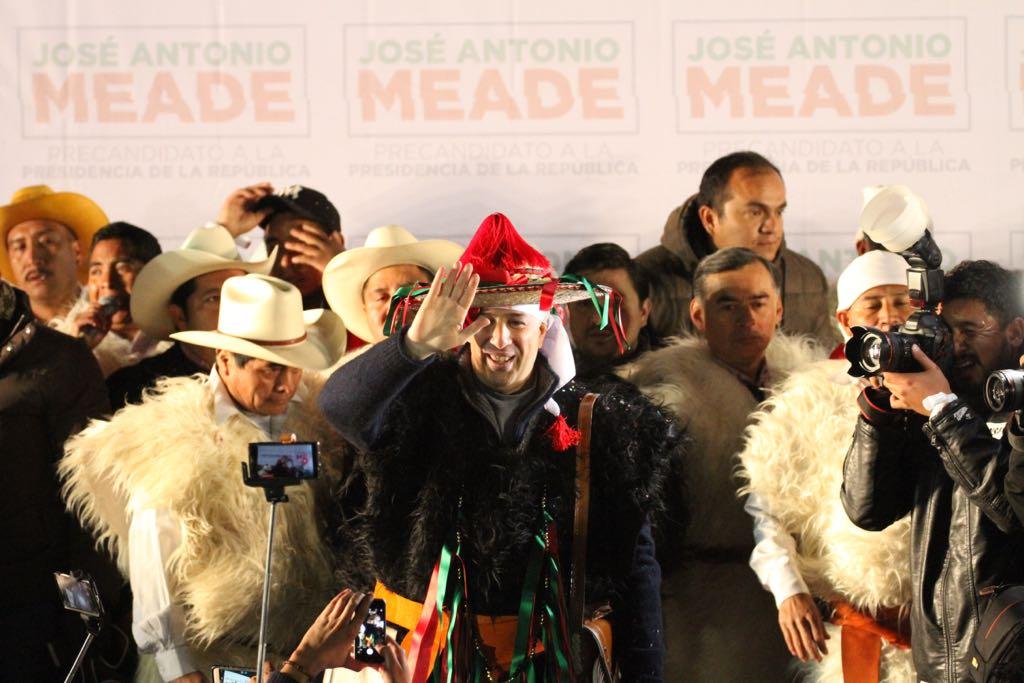 Con la mira en Los Pinos, en el primer minuto de este jueves iniciaron las precampañas