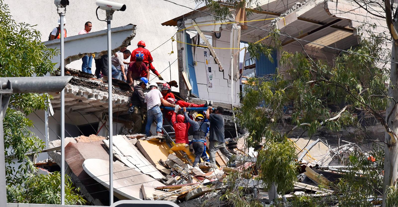 Se me va la vida, mientras ellos están atrapados; familiares esperan tras sismo en CDMX