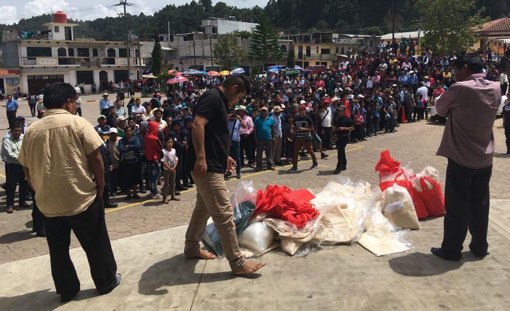 Pobladores de Oxchuc, Chiapas, queman propaganda del PRI y detienen a tres hombres que la repartían