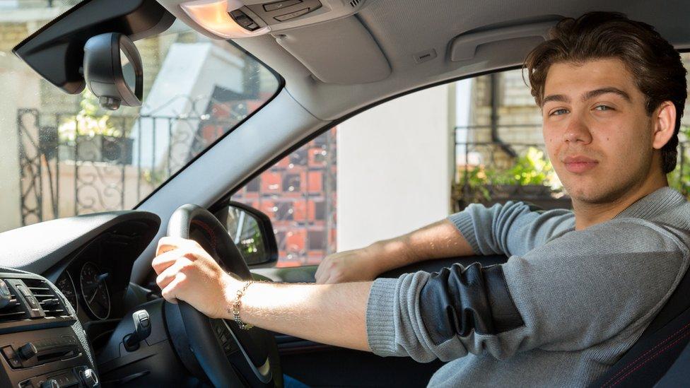 ¿Por qué en el Reino Unido conducen del lado izquierdo? Y otras curiosidades sobre el transporte en este país