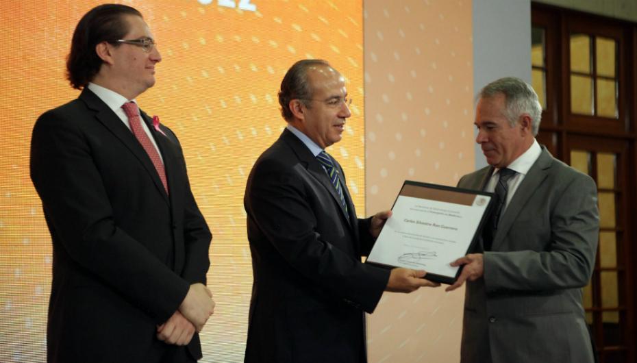 Felipe Calderón entrega reconocimientos a médicos mexicanos