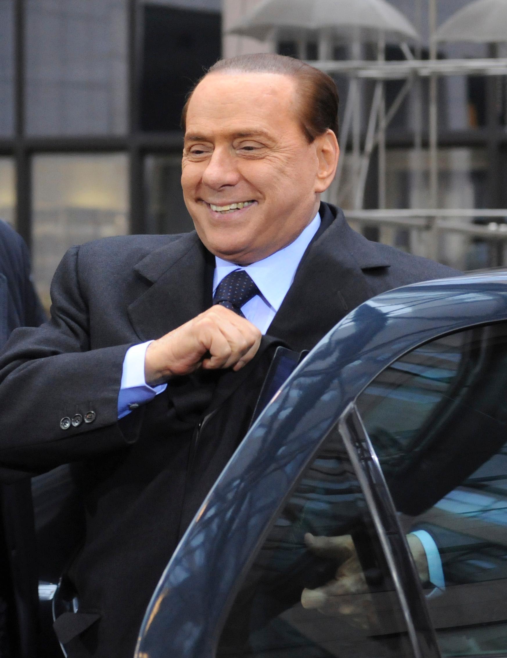 Buscan juzgar a Berlusconi bajo cargos de pagar a menor por sexo