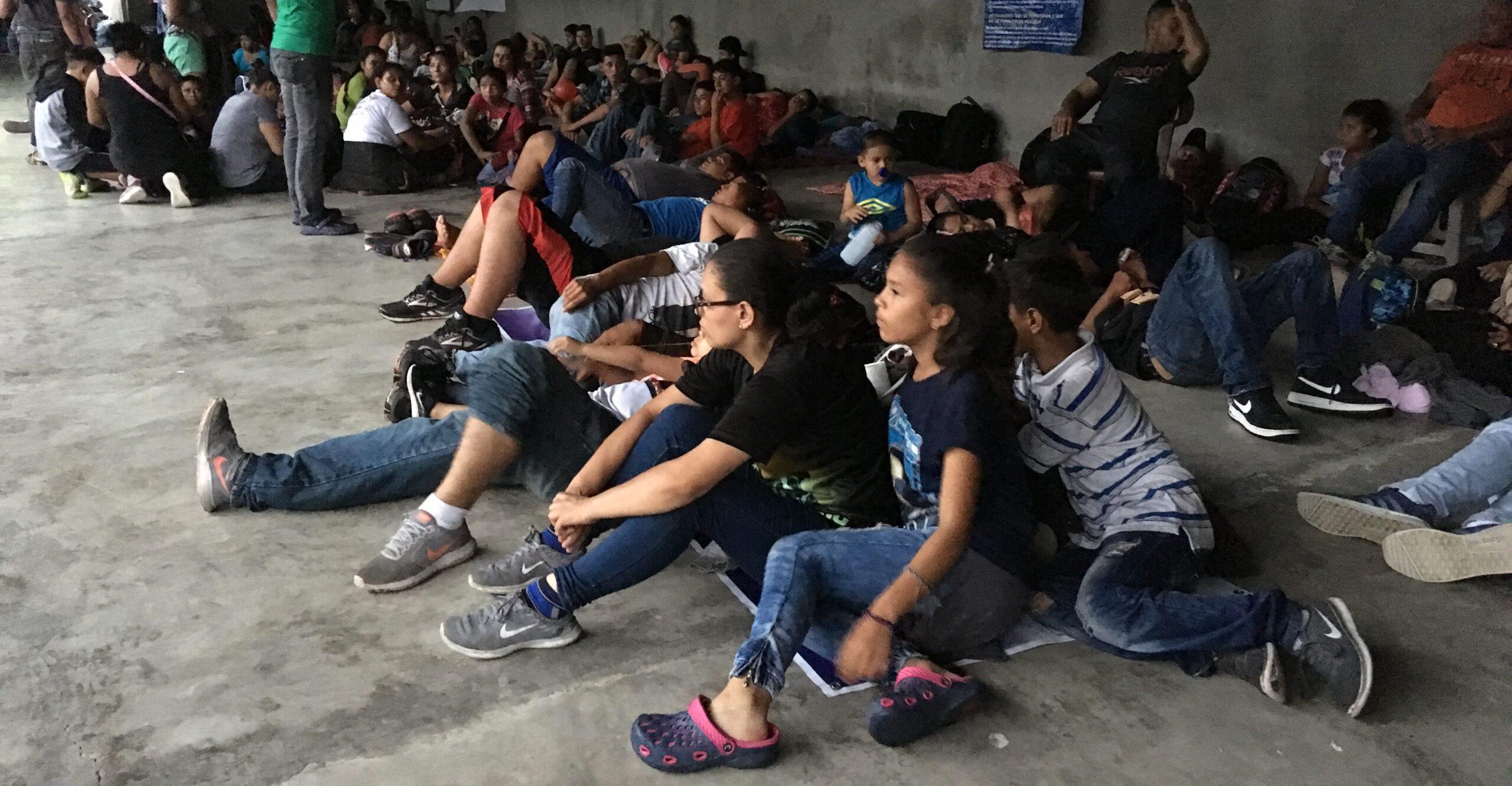 Qué busca la caravana migrante y por qué México los recibe con 200 policías para impedir su paso