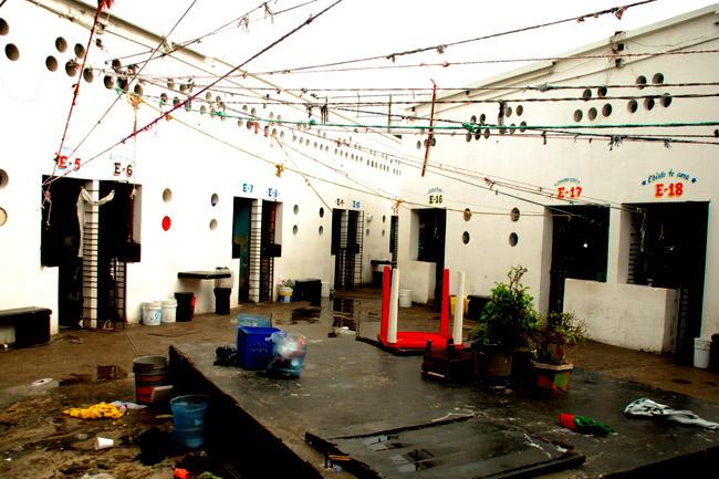 Recapturan a 14 reos tras fuga de 32 en penales de Veracruz