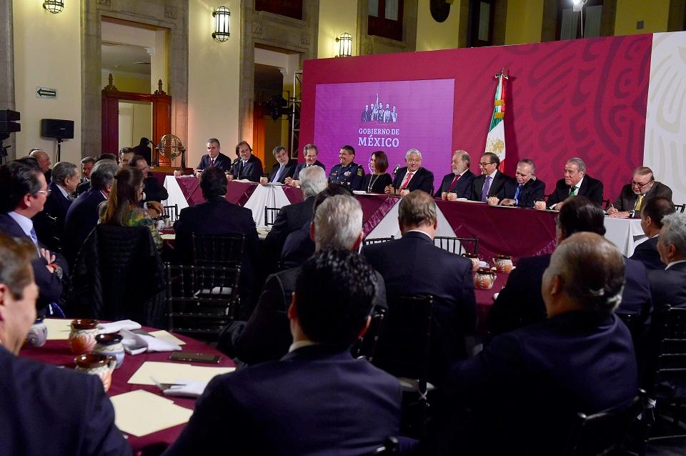 AMLO rechaza dar a conocer la lista de empresarios que asistieron a la cena de la rifa del avión