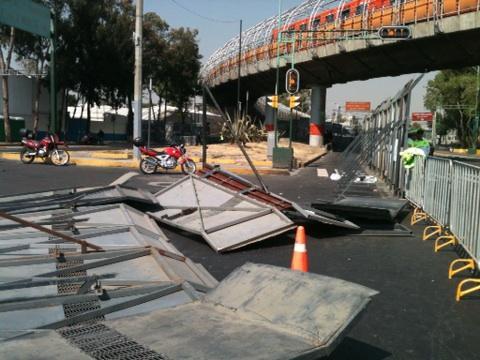 Diputados derriban vallas del cerco en San Lázaro; vecinos se deslindan