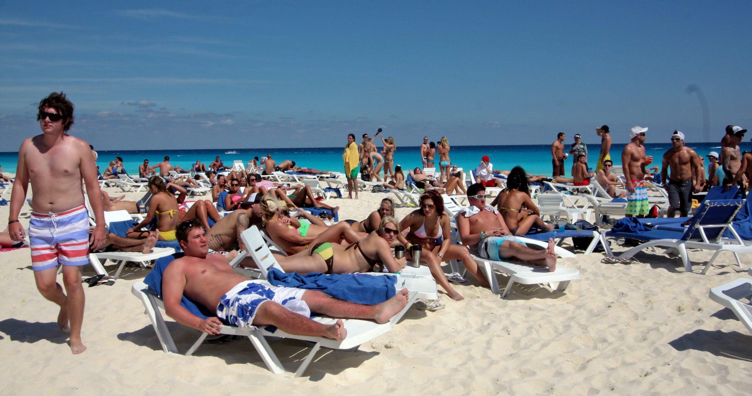 Sin desnudos y sin beber en la calle: las reglas del código de conducta para spring breakers en Cancún