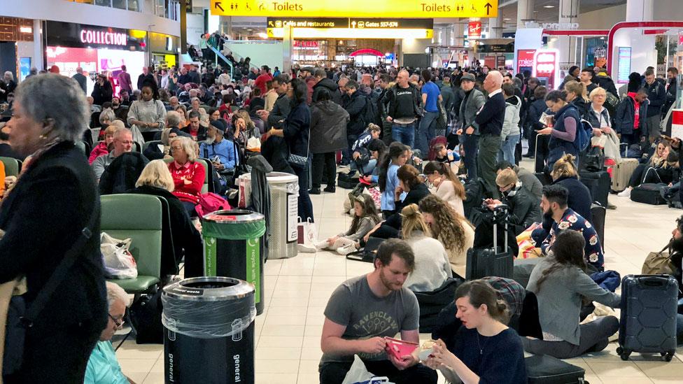 Gatwick: cómo varios drones obligaron a suspender todos los vuelos en el aeropuerto británico pocos días antes de Navidad