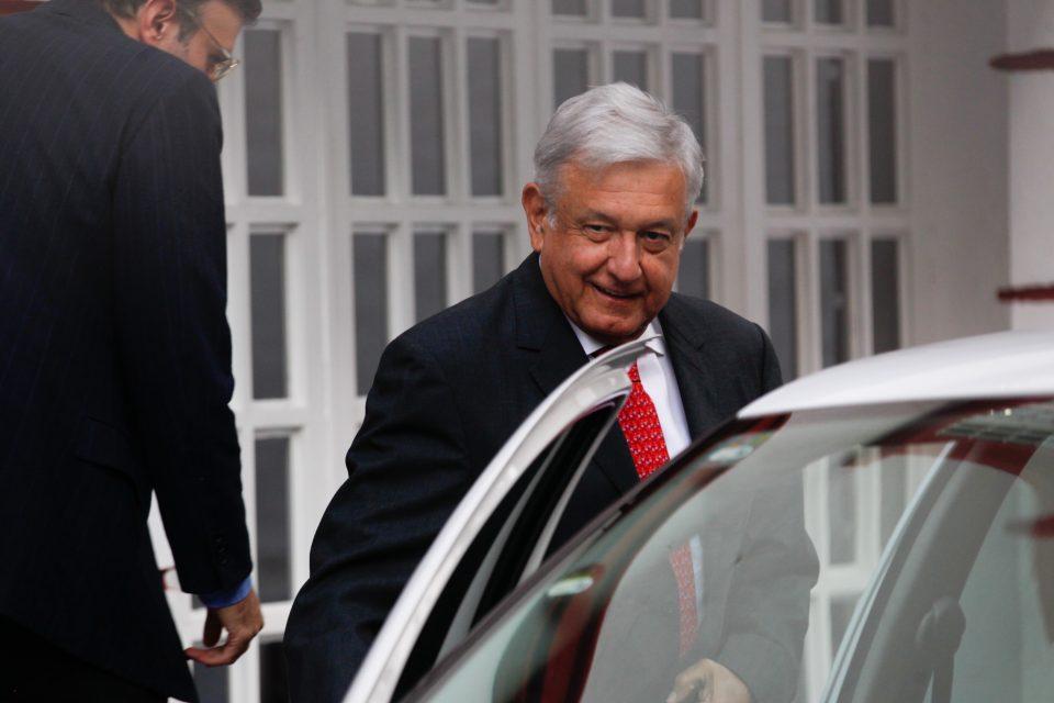 Ante propuesta de senadores de eliminar cobro de comisiones, AMLO descarta cambios en reglas bancarias